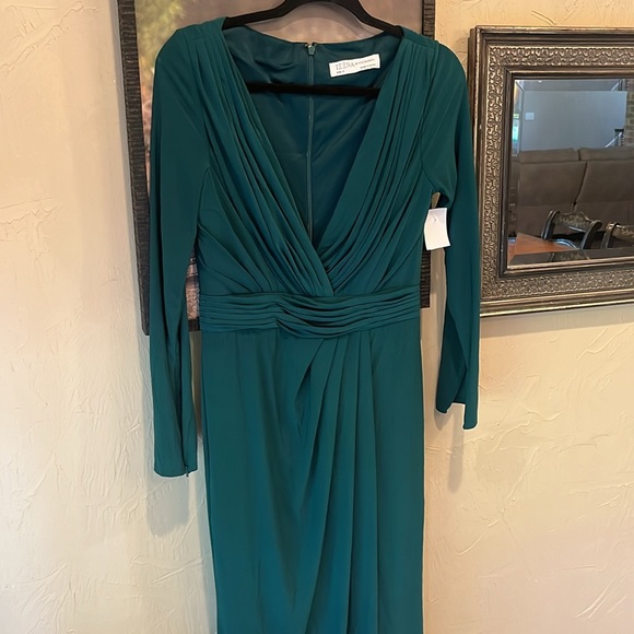 NWOT Mac Duggal size 6 emerald green long sleeve v-neck gown - Picture 4 of 13